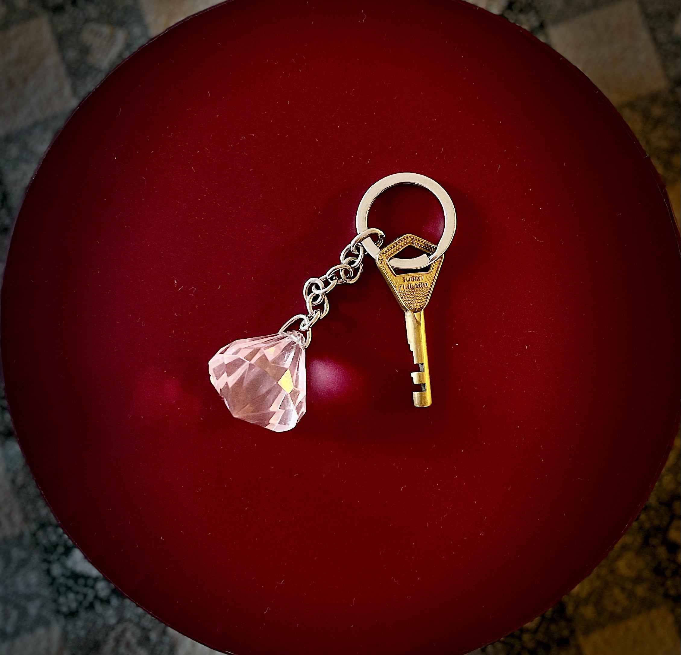 Avain, jossa timantti avaimenperänä.